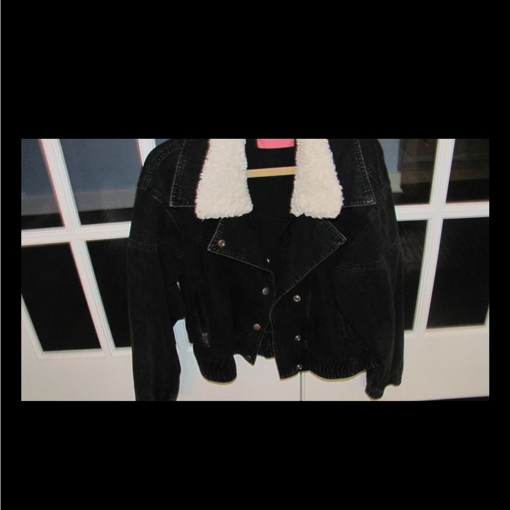 Women's Black  cropped denim Jacket with sherpa  Collar signature size medium